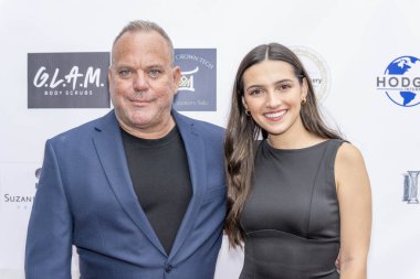 Aktör Brian Hall, Aktris Sophia DiNicola 15 Eylül 2024 'te Lucy' nin Kuaför Salonu 'nda Suzanne DeLaurentiis' in 76.