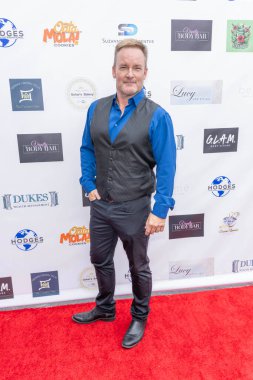 Aktör / Yapımcı Chris Dukes, 15 Eylül 2024 'te Lucy' nin Kuaför Salonu 'nda Suzanne DeLaurentiis' in 76.