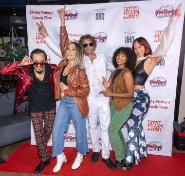 Müzisyen Nathan Cowles ve dansçıları - Katie Gallagher, Noe 'Jbad' Rios, Kiersten 'KT' Willis, Mengeh Windlander Hugh Peeple 'ın 29 Eylül 2024' de Los Angeles 'taki Hotel Ziggy, Los Angeles' ta ilk kez hit olan Single Room 2 Dance 'e katıldı.