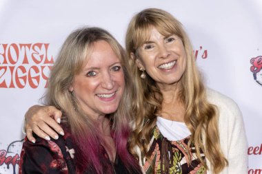 Film yapımcısı Susan Dynner, yönetmen Julia Verdin 29 Eylül 2024 'te Los Angeles, Ziggy Oteli' nde Hugh Peeple 'ın ilk Smash Hit 2 Room Dance konserine katıldı.