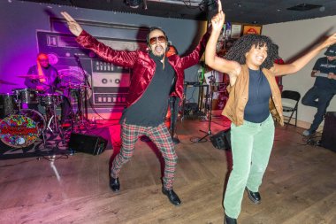 Dansçılar Hugh Peeple 'in 29 Eylül 2024' te Los Angeles, Ziggy Oteli 'nde ilk Smash Hit Single 2 Dance' inde sahne alacaklar.