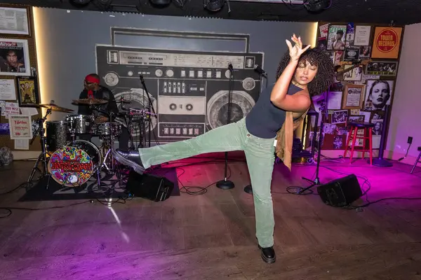 Dansçılar Hugh Peeple 'in 29 Eylül 2024' te Los Angeles, Ziggy Oteli 'nde ilk Smash Hit Single 2 Dance' inde sahne alacaklar.