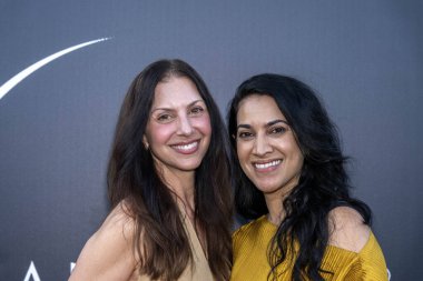 SATARA Wellness 'in sahibi Rebecca Prephan, Şarkıcı Radhika Vekaria SATARA Wellness' in SATARA-House of Mystical Wellness, Los Angeles, CA, 30 Eylül 2024 'teki açılış törenine katıldı.