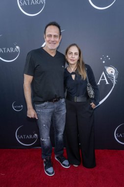 ASCAP Başkan Yardımcısı Mike Todd ve eşi Laura SATARA Wellness resmi SATARA-House of Mystical Wellness, Los Angeles, CA, 30 Eylül 2024 Büyük Açılış Kutlamasına katıldılar.