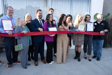 SATARA Wellness 'te kurdele kesme töreni resmi olarak SATARA-House of Mystical Wellness, Los Angeles' ta Büyük Açılış Kutlaması, 30 Eylül 2024