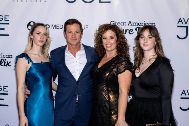Aktör Eric Close ve Family, AVERAGE Joe 'nun TCL Çin Tiyatrosu, Los Angeles, CA, 1 Ekim 2024' teki Dünya prömiyerine katıldı.