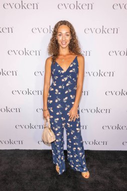 Aktris Jessica Greene, Evoken, Los Angeles, CA, 5 Ekim 2024 'te düzenlenen birinci yıl dönümü kutlamalarına katıldı.