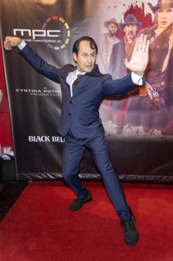 Aktör John Ozuna, Los Angeles Güzel Sanatlar Tiyatrosu 'nda Siyah CREEK' in 9 Ekim 2024 tarihli özel Los Angeles prömiyerine katıldı.