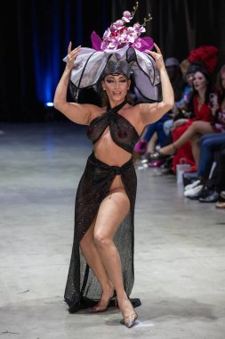 Mankenler, Sarah Sokol ile birlikte 10 Ekim 2024 'te Neuehouse Hollywood, Los Angeles, CA' da İmaj Moda Haftası açılış gösterisinde şapka tanıtımlarını yapıyor.