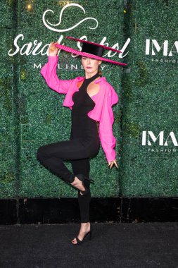 Sarah Sokol 'un tasarladığı şapkalı manken Sarah Sokol ile birlikte 10 Ekim 2024' te Neuehouse Hollywood, Los Angeles 'ta Image Fashion hafta açılış gösterisine katılıyor.