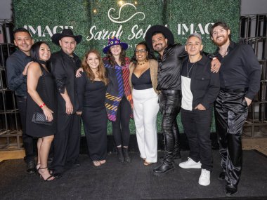 Tasarımcı / Milliner çalışanı Sarah Sokol, Sarah Sokol ile birlikte 10 Ekim 2024 'te Neuehouse Hollywood, Los Angeles, CA' da Image Fashion hafta açılış gösterisine katıldı.