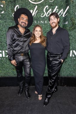 İçerik Yaratıcısı Margo Perez, Image Fashion Week 'in CEO' su / yapımcısı Cynthia Najares, Media Influencer Orlando Arechiga Sarah Sokol ile Neuehouse Hollywood, Los Angeles, CA, 10 Ekim 2024 'de düzenlenen Image Moda Haftası açılış gösterisine katıldı.