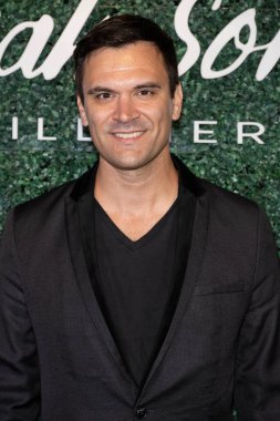 Aktör Kash Hovey, Sarah Sokol ile birlikte 10 Ekim 2024 'te Neuehouse Hollywood, Los Angeles, CA' da İmaj Moda Haftası açılış gösterisine katıldı.