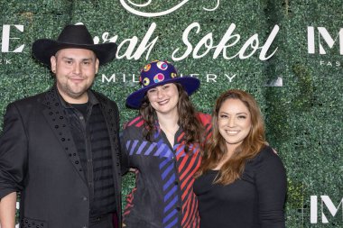 Image Fashion Week 'in CEO' su / yapımcısı Ivan Arce, Tasarımcı / Milliner Sarah Sokol, Image Fashion Week 'in CEO' su / yapımcısı Cynthia Najares, Sarah Sokol ile birlikte Neuehouse Hollywood, Los Angeles, CA, 10 Ekim, 20 Ekim,