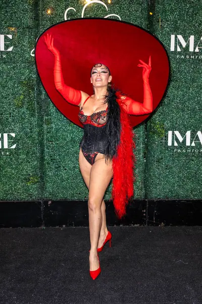 Sarah Sokol 'un tasarladığı şapkalı manken Sarah Sokol ile birlikte 10 Ekim 2024' te Neuehouse Hollywood, Los Angeles 'ta Image Fashion hafta açılış gösterisine katılıyor.
