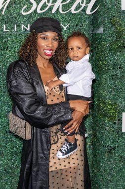 Aktris Carrie Bernans, Sarah Sokol ile birlikte 10 Ekim 2024 'te Neuehouse Hollywood, Los Angeles, CA' da İmaj Moda Haftası açılış gösterisine katıldı.