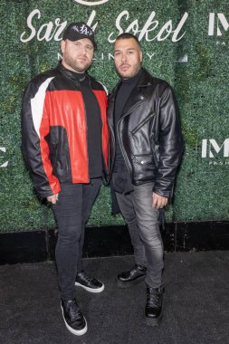 Tasarımcı Adolfo Sanchez (R) Sarah Sokol ile birlikte 10 Ekim 2024 'te Neuehouse Hollywood, Los Angeles' ta Image Moda Haftası açılış gösterisine katıldı.