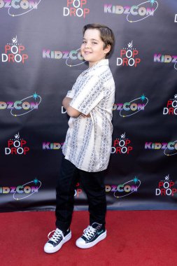 Aktör Marcello Reyes, 11 Ekim 2024 'te Rolling Green Arts District, Los Angeles' ta Çocuk Kongresi Yardım Projesi 'ne katılıyor.