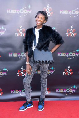 Aktris Shelia Celine, 11 Ekim 2024 'te Rolling Green Arts District, Los Angeles' ta Çocuk Yardım Projesi 'ne katılıyor.