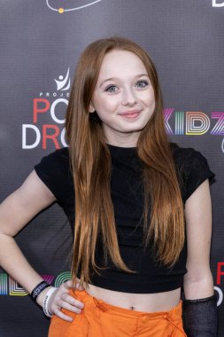 Oyuncu Charlie Townsend, 11 Ekim 2024 'te Rolling Green Arts District, Los Angeles' ta Çocuk Esirgeme Projesi 'ne katılıyor.