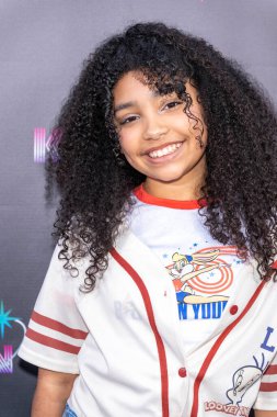 Aktris Ayla Rae, 11 Ekim 2024 'te Rolling Green Arts District, Los Angeles' ta Çocuk Esirgeme Projesi 'ne katılıyor.