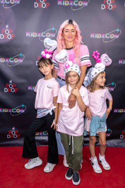 DJ / Aktris Caroline d 'Amore diğer adıyla ailesiyle birlikte Pizza Girl, Rolling Green Arts District, Los Angeles, CA, 11 Ekim 2024' de James Harden, Kidzcon Yardım Projesi 'ne katıldı.