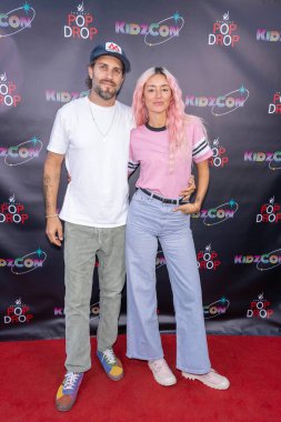 DJ / Aktris Caroline d 'Amore, partnerli Pizza Girl, Rolling Green Arts District, Los Angeles, CA, 11 Ekim 2024' te James Harden, Kidzcon Yardım Projesi 'ne katıldı.