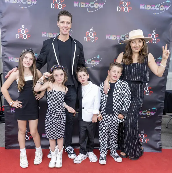 Pop Drop John ve Niki Snyder projesi Chloe, Ava, Dylan, Levi ile birlikte Rolling Green Arts District, Los Angeles, CA, 11 Ekim 2024 'te James Harden Çocuk Esirgeme Yardım Projesi' ne katıldı.