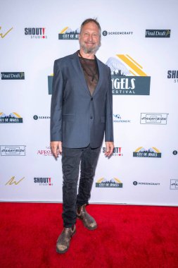 Film yapımcısı Gregg Masuak, Harmony Gold Theater, Los Angeles, CA, 13 Ekim 2024 'te Melek Kadın Film Festivali ve Ödülleri' ne katıldı.