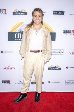 Yazar Louie Rinaldi, Harmony Gold Theater, Los Angeles, CA, 13 Ekim 2024 'te Melek Kadın Film Festivali ve Ödülleri' ne katıldı.