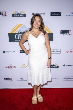 Yazar / Yönetmen Maya Oster, 13 Ekim 2024 'te Harmony Gold Theater, Los Angeles' ta Melek Kadın Film Festivali ve Ödülleri 'ne katıldı.