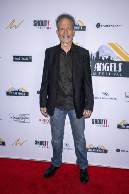 Senarist / Yönetmen Craig Hamann, 13 Ekim 2024 'te Harmony Gold Theater, Los Angeles' ta Melek Kadın Film Festivali ve Ödülleri 'ne katıldı.