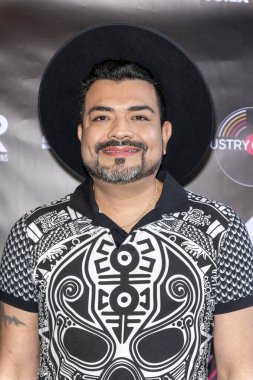 İçerik Yaratıcısı Margo Perez, Sanayi Bağlantısını Kutluyor. 1. Yıl dönümünü 3. Üs, Los Angeles, CA, 17 Ekim 2024 'te kutluyor.