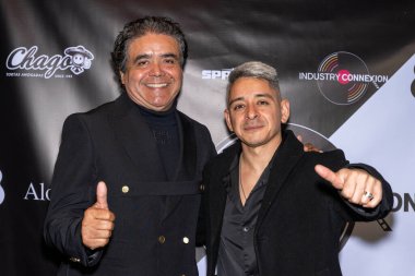 Sponsor Santiago Chago, Endüstriyel Bağlantı 'nın kurucusu Roberto Barron, 1. Yıl dönümünü 3. Üs, Los Angeles, CA, 17 Ekim 2024' te kutladı.