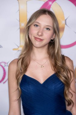 Aktris Nikol Strong, Hilton, Los Angeles, CA, 19 Ekim 2024 'te DoubleTree' deki Drisha 'nın Dolap Çatı Açılış Partisi' ne katıldı.