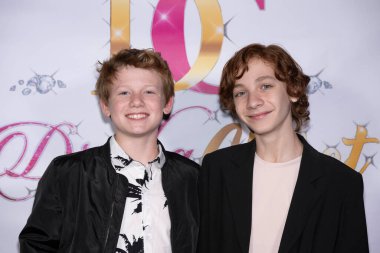 Aktör Charlie Stover, Aktör Kayden Koshelev Hilton, Los Angeles, CA, 19 Ekim 2024 'te DubleTree' deki Drisha 'nın Dolap Çatı Açılış Partisi' ne katıldı.