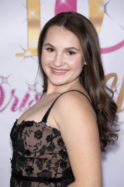 Model Grace Rutherford, Hilton, Los Angeles, CA, 19 Ekim 2024 'te DoubleTree' deki Drisha 'nın Dolap Çatı Açılış Partisi' ne katılıyor.