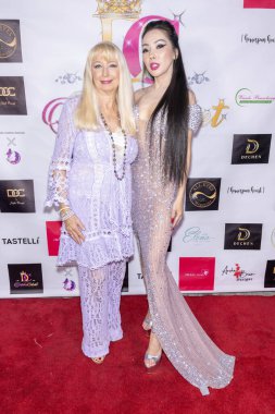 Makyaj Direktörü Donna Sousa, Moda Tasarımcısı Dechen Dechingy Hilton, Los Angeles, CA, 19 Ekim 2024 'te Drisha' nın Çift Ağaç 'taki Dolap Çatı Açılış Partisi' ne katıldı.