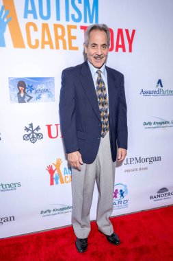 Aktör Larry Nazi Çorba Nazisi Thomas, Nazi gibi giyinmiş bir konukla, 26 Ekim 2024 'te Los Angeles' taki özel bir konutta, Otizm Derneği yararına düzenlenen 3. Yıllık Ghoul Galasına katıldı.