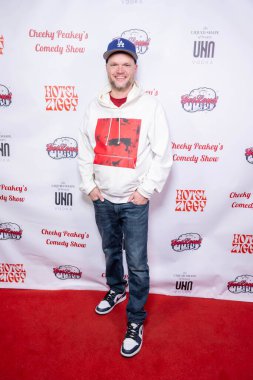 Yapımcı Jason Glance, 11 Kasım 2024 'te Hotel Ziggy, Los Angeles' ta Christine Peake 'in Gaziler Günü Komedi Gösterisine katıldı.