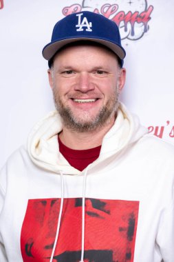 Yapımcı Jason Glance, 11 Kasım 2024 'te Hotel Ziggy, Los Angeles' ta Christine Peake 'in Gaziler Günü Komedi Gösterisine katıldı.