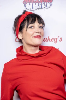 Komedyen Christine Peake, 11 Kasım 2024 'te Hotel Ziggy, Los Angeles' ta Christine Peake 'in Gaziler Günü Komedi Gösterisine katıldı.