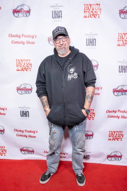 Etkilenen Mike Jacoby, 11 Kasım 2024 'te Hotel Ziggy, Los Angeles' ta Christine Peake 'in Gaziler Günü Komedi Gösterisine katıldı.