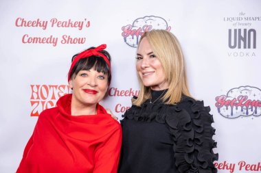 Komedyen Christine Peake, Vibrato Grill Jazz sahibi Eden Alpert 11 Kasım 2024 'te Hotel Ziggy, Los Angeles' taki Christine Peake 'in Gaziler Günü Komedi Gösterisine katıldı.