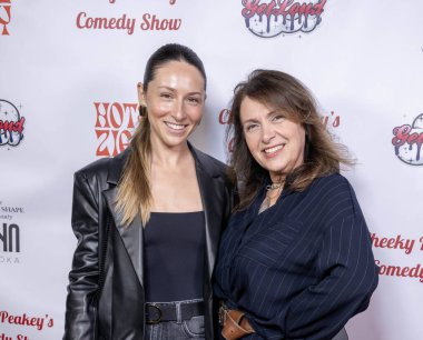 Tasarımcılar Shanesa ve Nancy Fath, 11 Kasım 2024 'te Hotel Ziggy, Los Angeles' ta Christine Peake 'in Gaziler Günü Komedi Gösterisine katıldı.