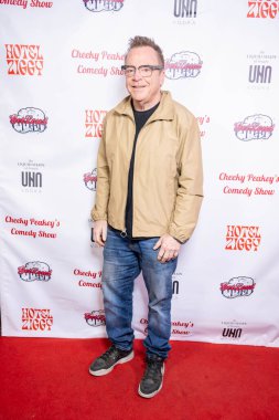 Aktör / Komedyen Tom Arnold, 11 Kasım 2024 'te Hotel Ziggy, Los Angeles' ta Christine Peake 'in Gaziler Günü Komedi Gösterisine katıldı.