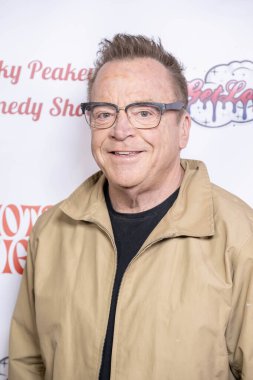 Aktör / Komedyen Tom Arnold, 11 Kasım 2024 'te Hotel Ziggy, Los Angeles' ta Christine Peake 'in Gaziler Günü Komedi Gösterisine katıldı.