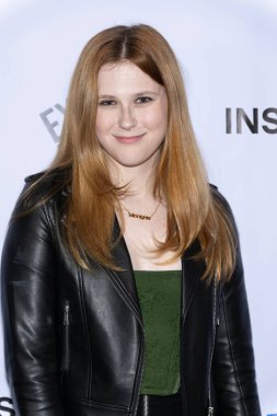 Kadın Oyuncu Bella Martin, Los Angeles 'taki The Crime Thriller Premiere' ı sunar. Onu Harmony Gold Theater, Los Angeles 'ta gömer.