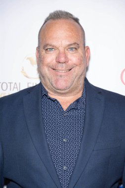 Aktör Brian Hall 13 Kasım 2024 'te Los Angeles Güzel Sanatlar Tiyatrosu' ndaki Noel Zinciri 'ne katıldı.