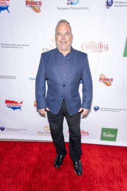 Aktör Brian Hall 13 Kasım 2024 'te Los Angeles Güzel Sanatlar Tiyatrosu' ndaki Noel Zinciri 'ne katıldı.